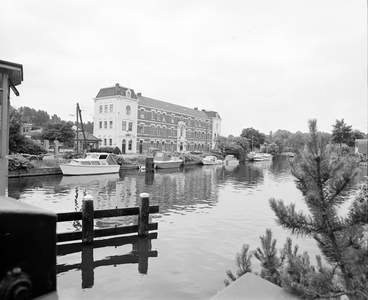884903 Gezicht over de Vecht op het voormalige lesgebouw van de Koning Willem III-kazerne (Zandpad 3) te Nieuwersluis ...